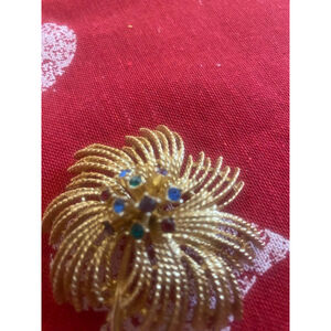 Women's vintage Sarah Coventry Gold tone brooch
